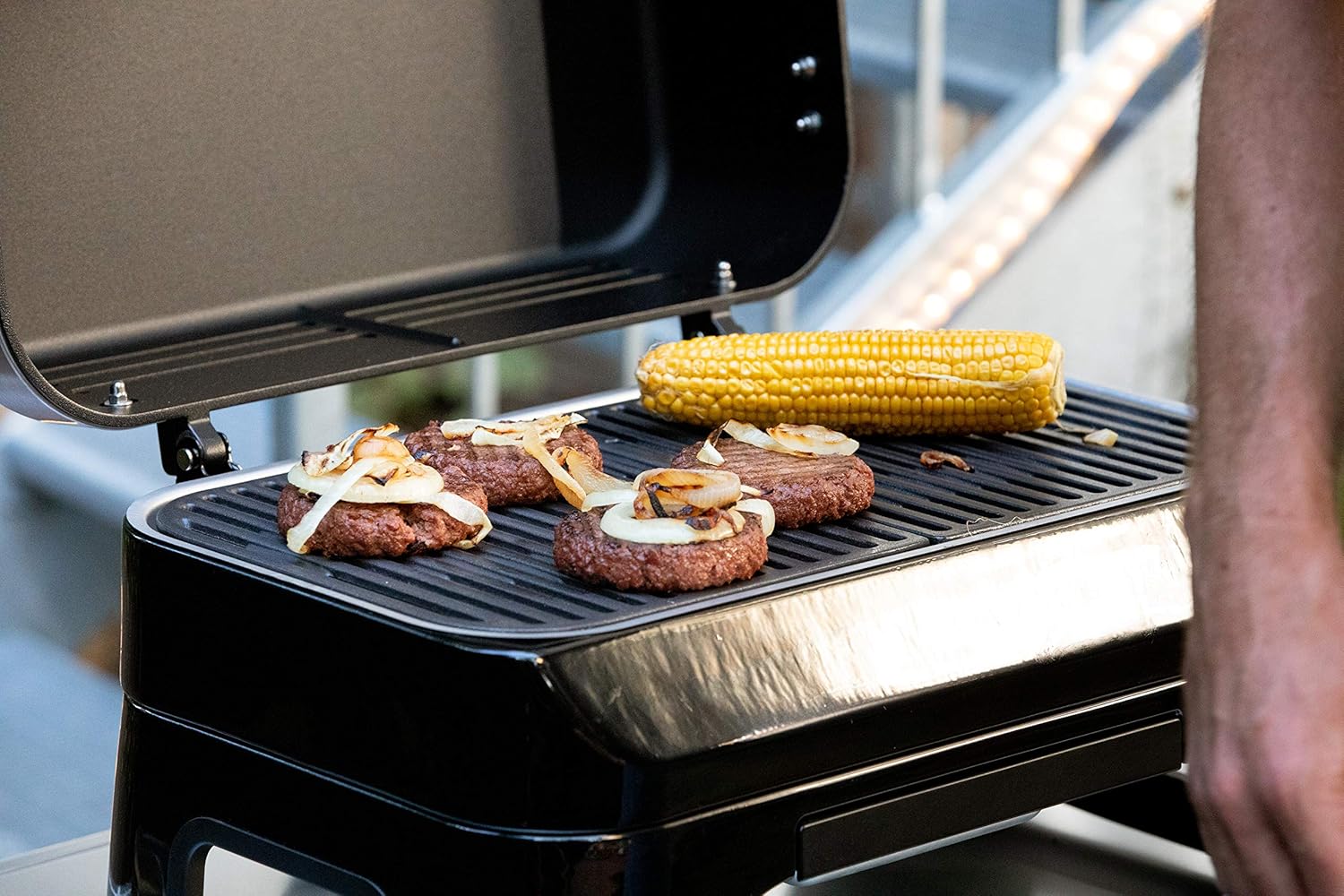 Attitude2go,Barbecue de Table à Faible fumée,BBQ Portable,à Couvercle,thermomètre,et Grille en Fonte,Alimentation : Cartouche de gaz CV 470 Plus,Gris