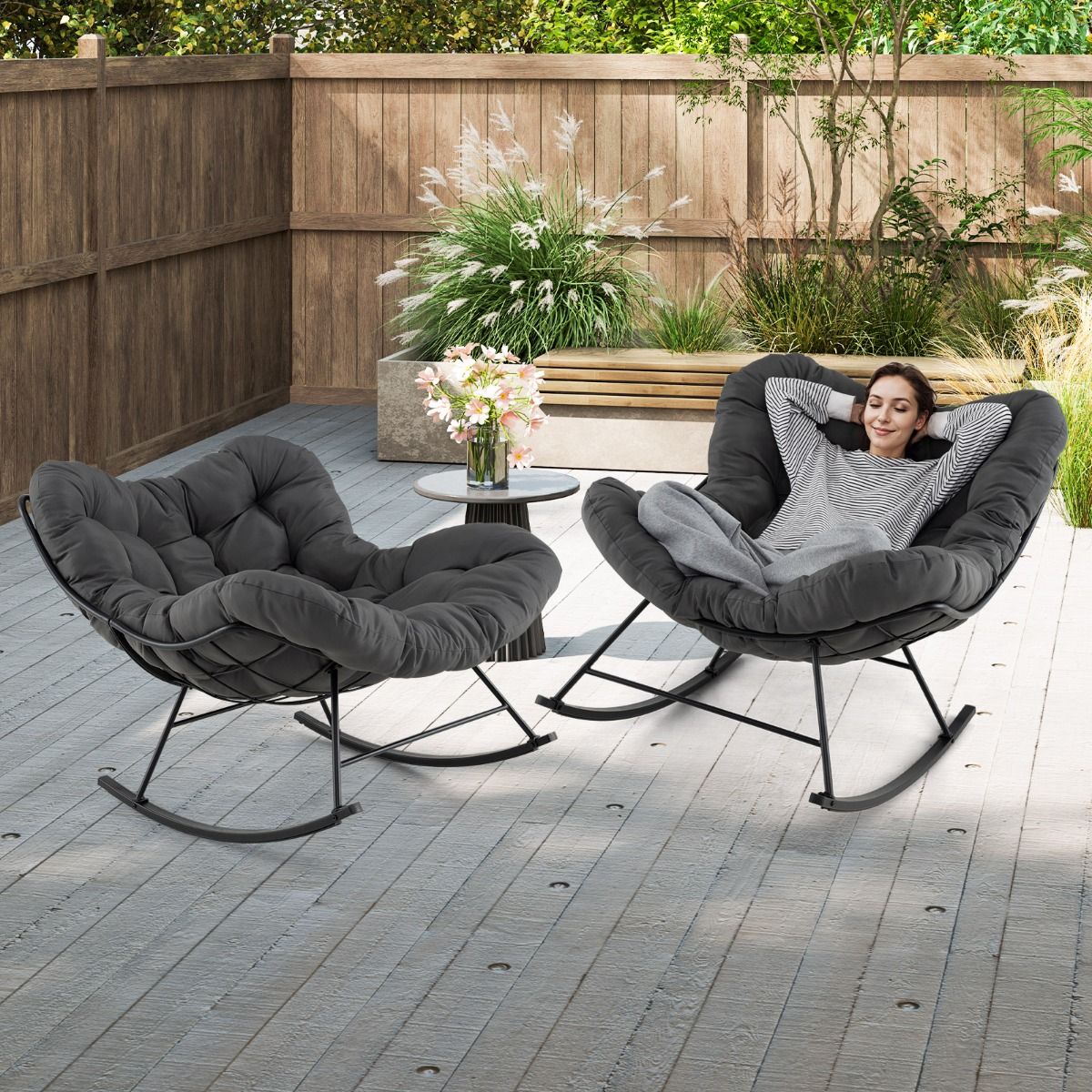 Chaise à Bascule d'Intérieur et d'Extérieur Chaise Papasan Surdimensionnée avec Coussin Rembourré & Cadre en Métal Capacité 205 Kg Gris -